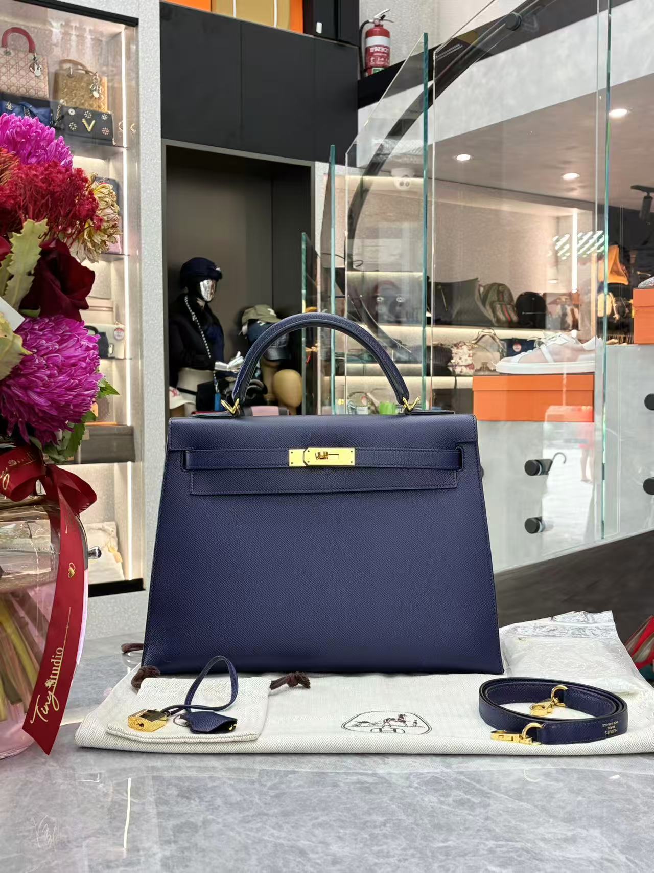 Hermès Kelly 25 Sellier bag crafted from Bleu Saphir Epsom leather with gold hardware