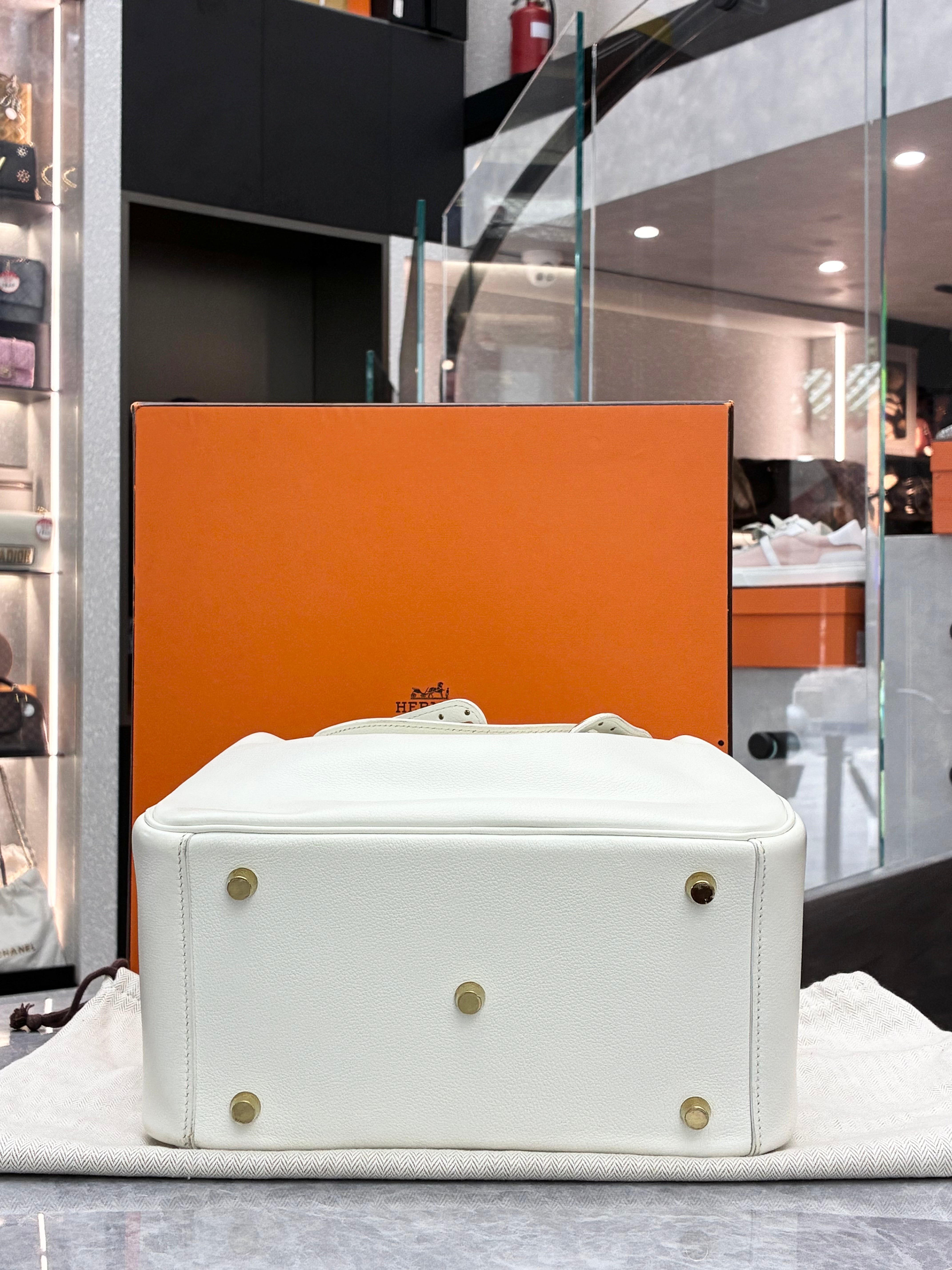 Hermès white Lindy 26 bag featuring gold-tone hardware.