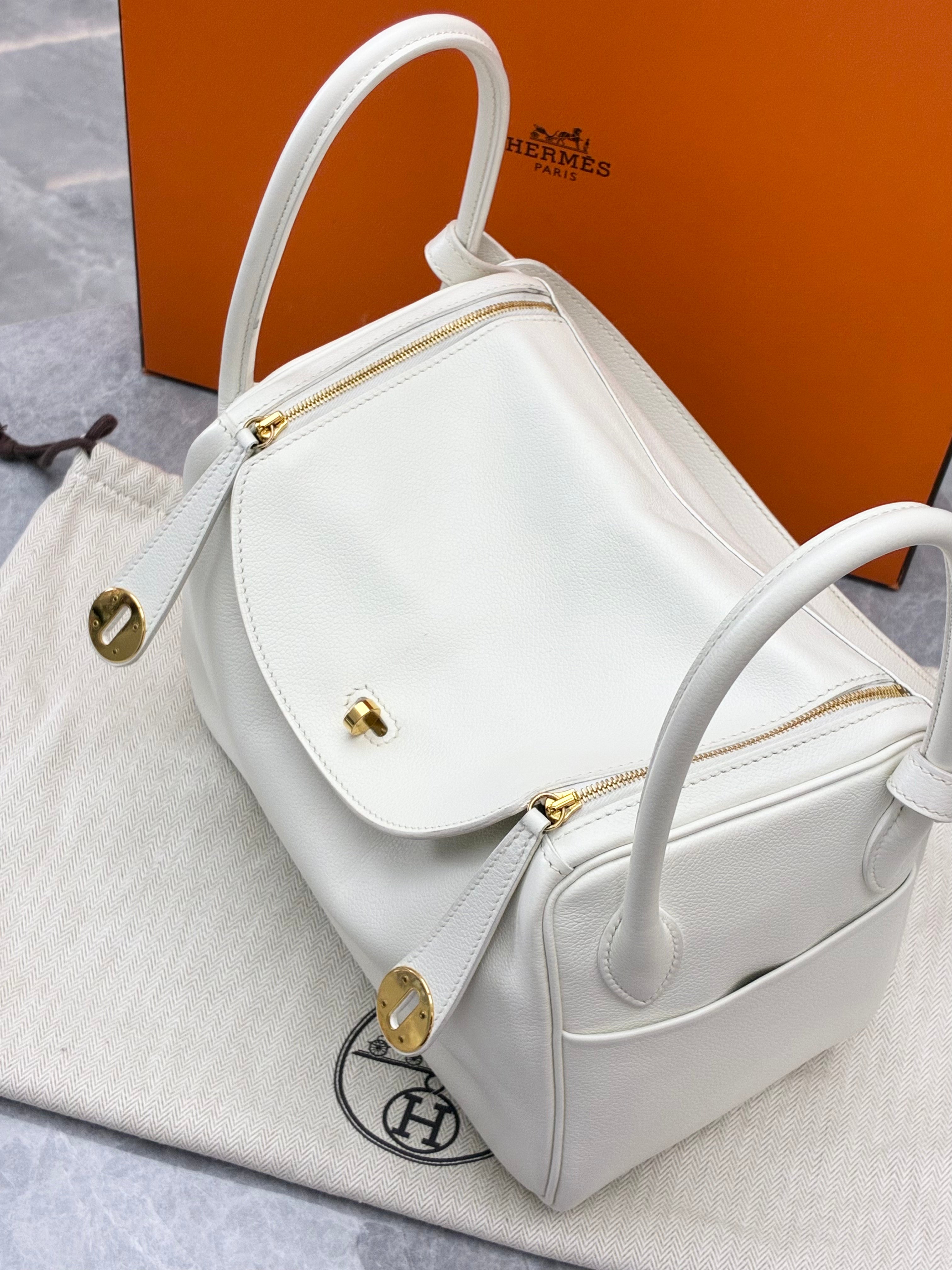 Hermès white Lindy 26 bag featuring gold-tone hardware.