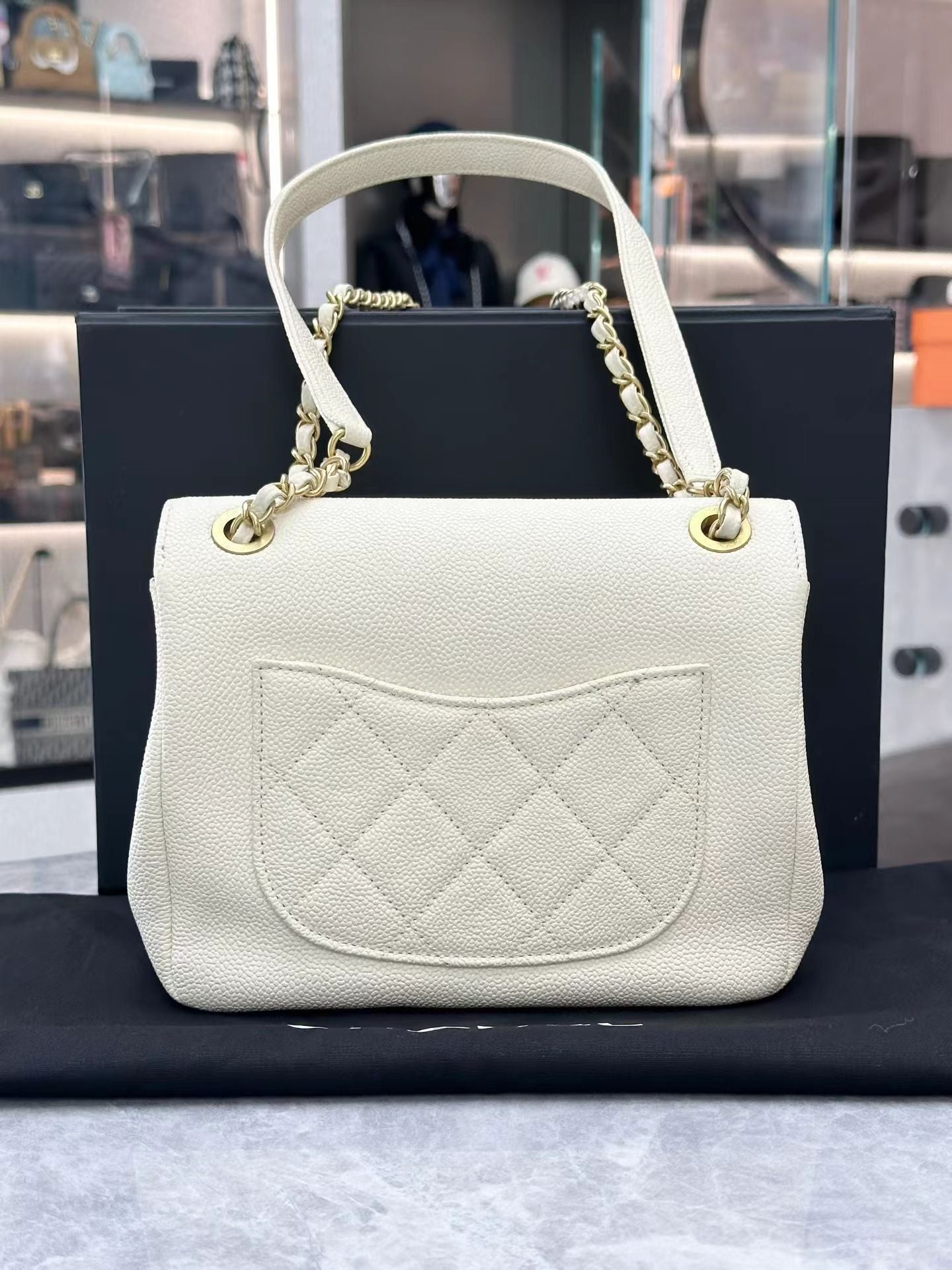 Chanel white Caviar Business Affinity Messenger Flap bag. 