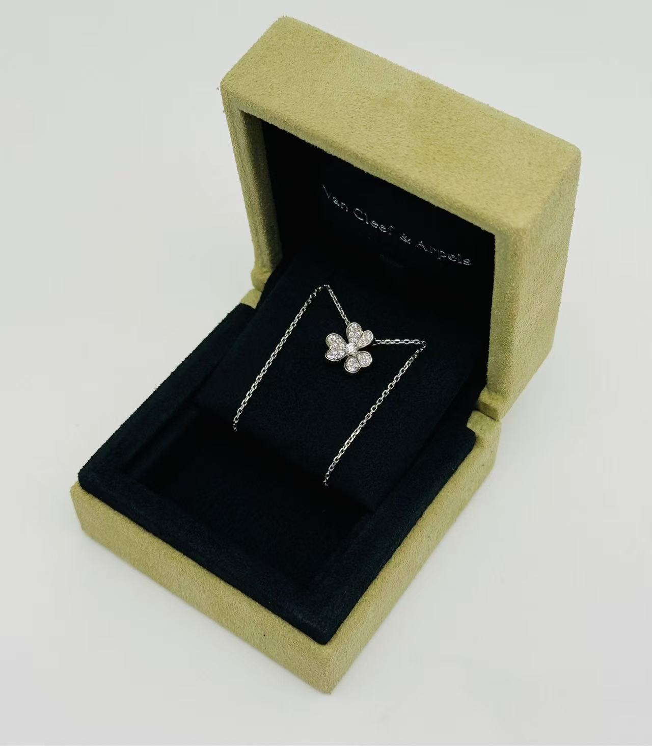 Van Cleef & Arpels Frivole pendant, in 18K white gold and set with diamonds