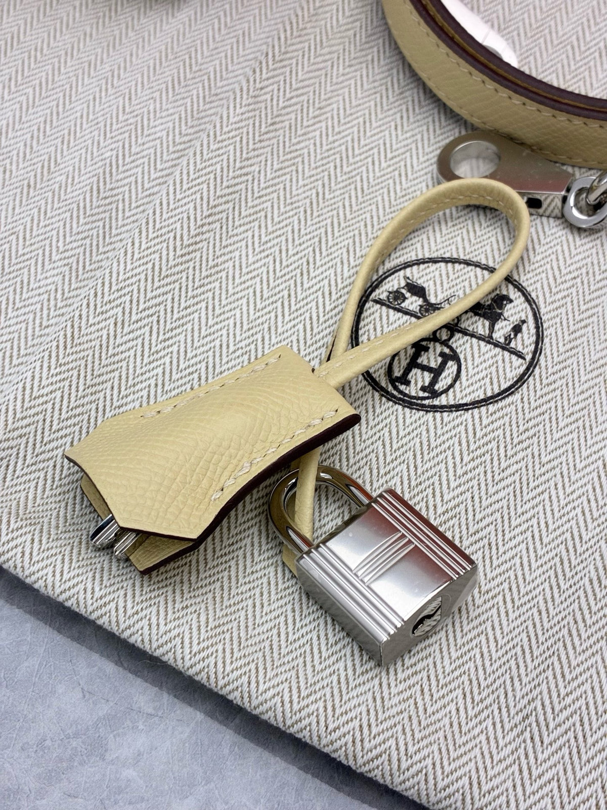 HERMÈS Kelly 25 Sellier – Vanilla Y1 Epsom Leather, Palladium Hardware, G Stamp, Brand New