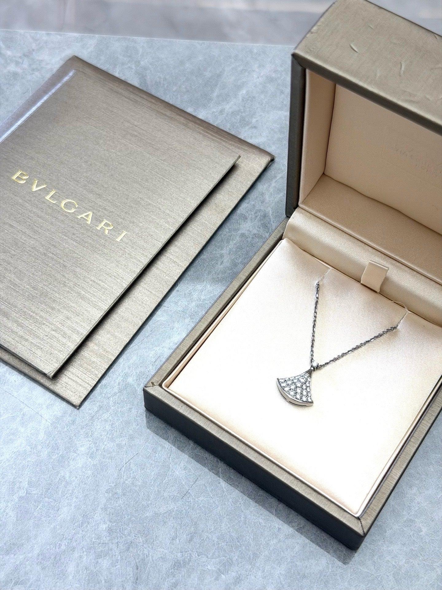 BVLGARI Divas' Dream Necklace – 18K White Gold with Pavé Diamonds, 43 cm, Excellent Pre-Owned