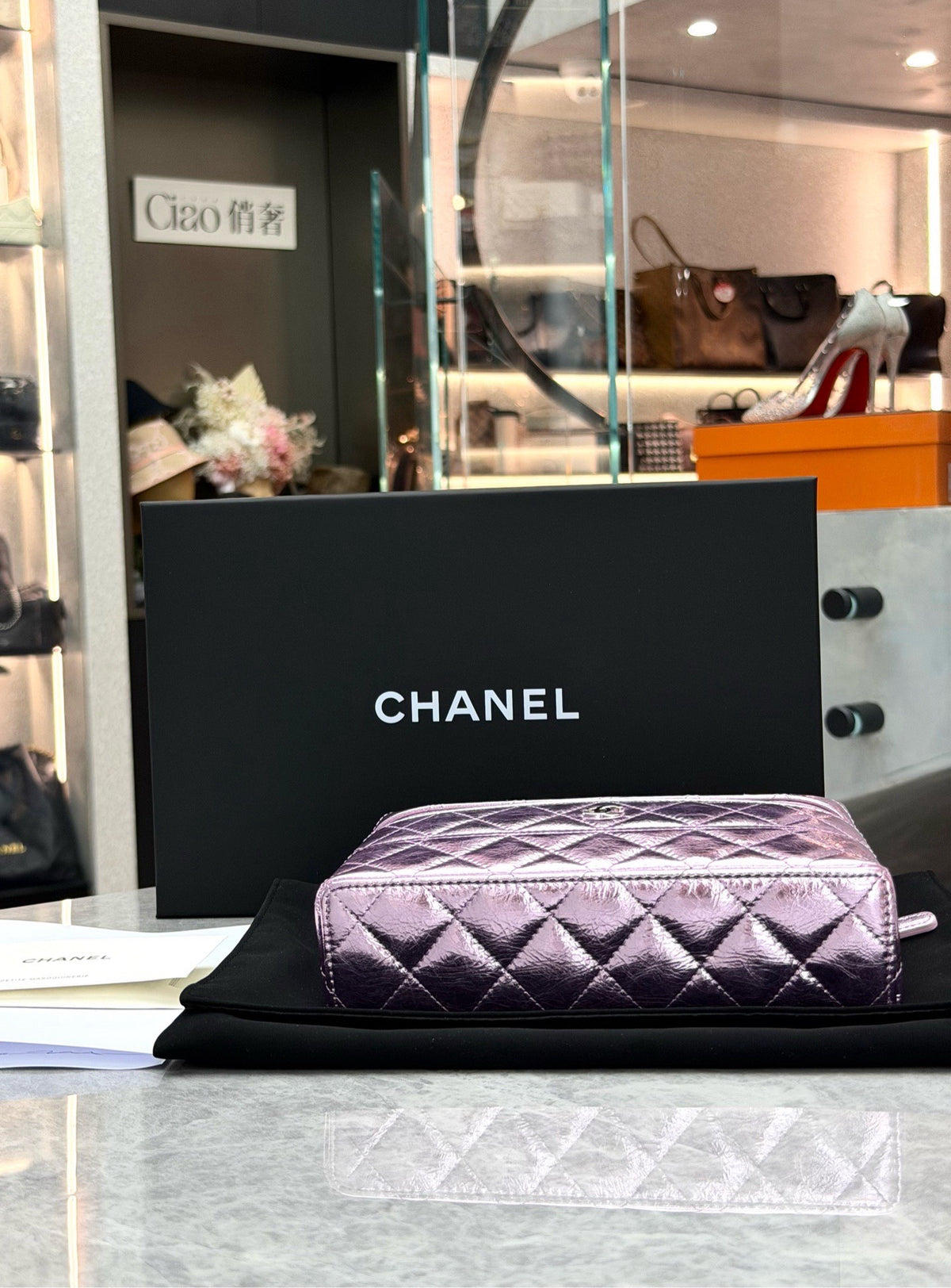 CHANEL Vanity with Chain – Iridescent Pink Quilted Lambskin, Silver Hardware, 26B, Excellent Pre-Owned