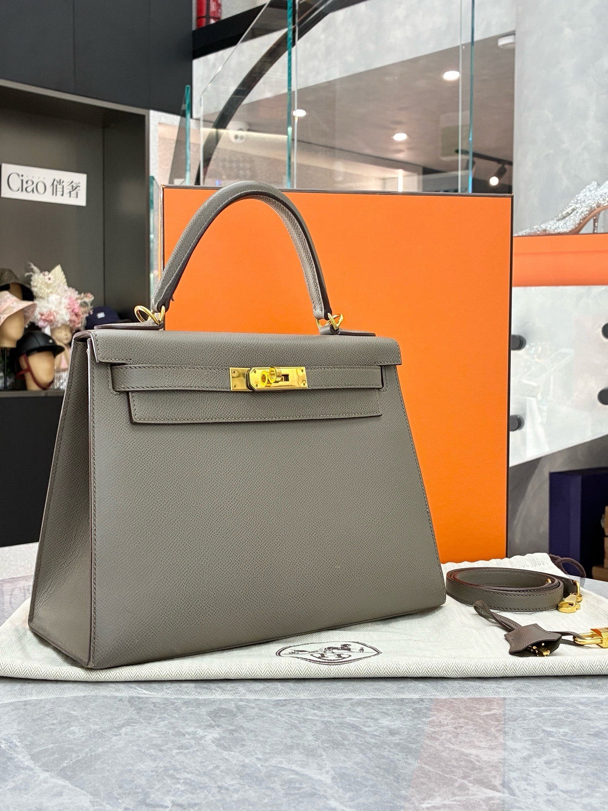 HERMÈS Kelly 28 Sellier – Étain Epsom Leather, Gold Hardware, D Stamp, Excellent Pre-Owned