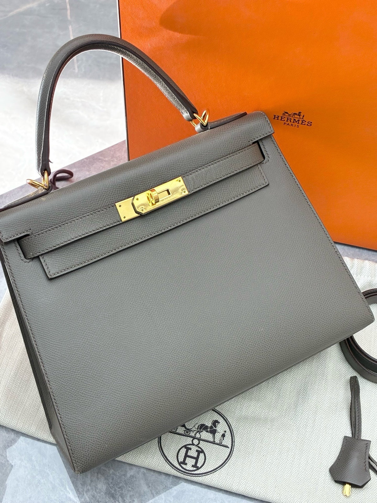 HERMÈS Kelly 28 Sellier – Étain Epsom Leather, Gold Hardware, D Stamp, Excellent Pre-Owned