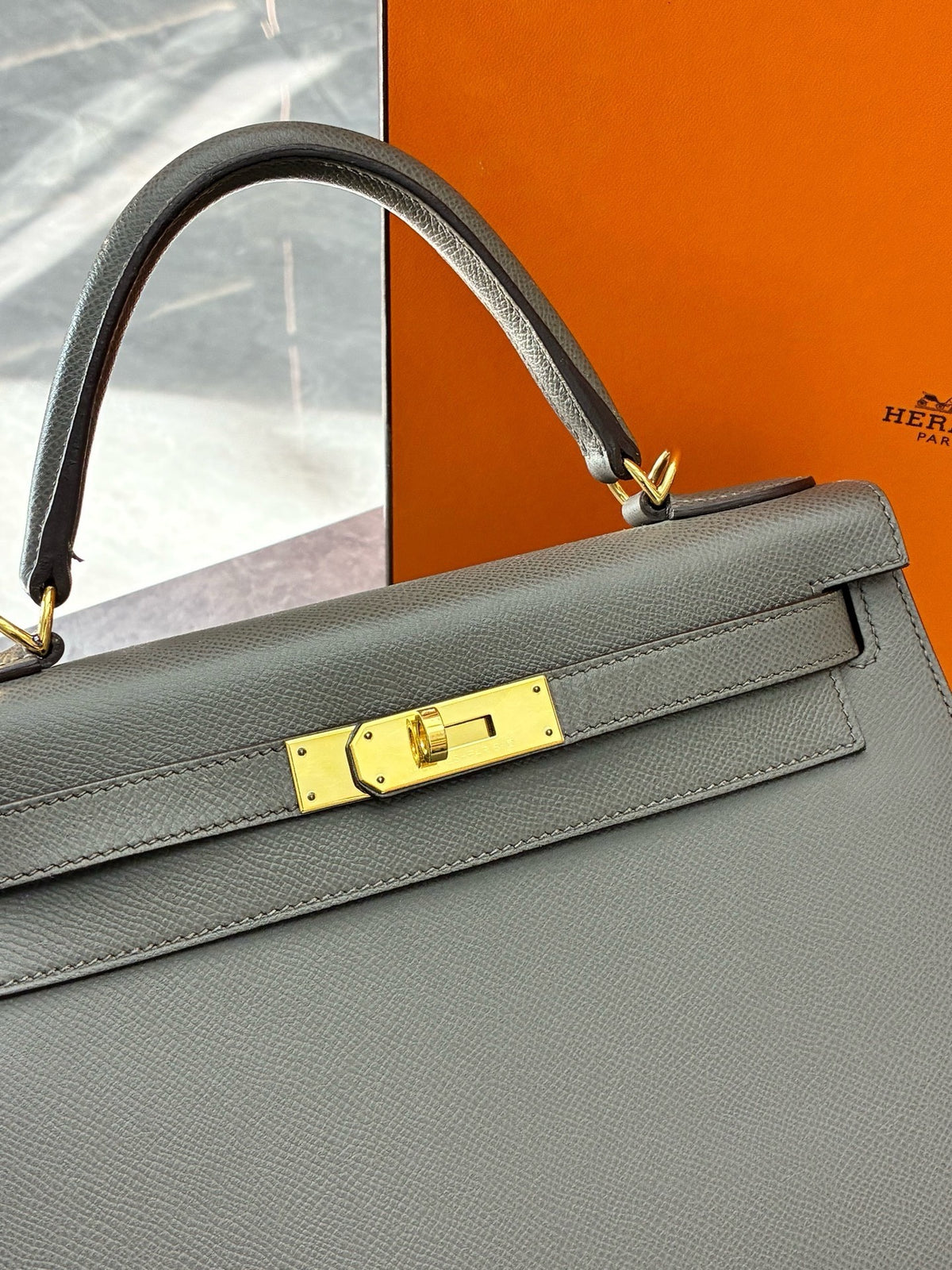 HERMÈS Kelly 28 Sellier – Étain Epsom Leather, Gold Hardware, D Stamp, Excellent Pre-Owned
