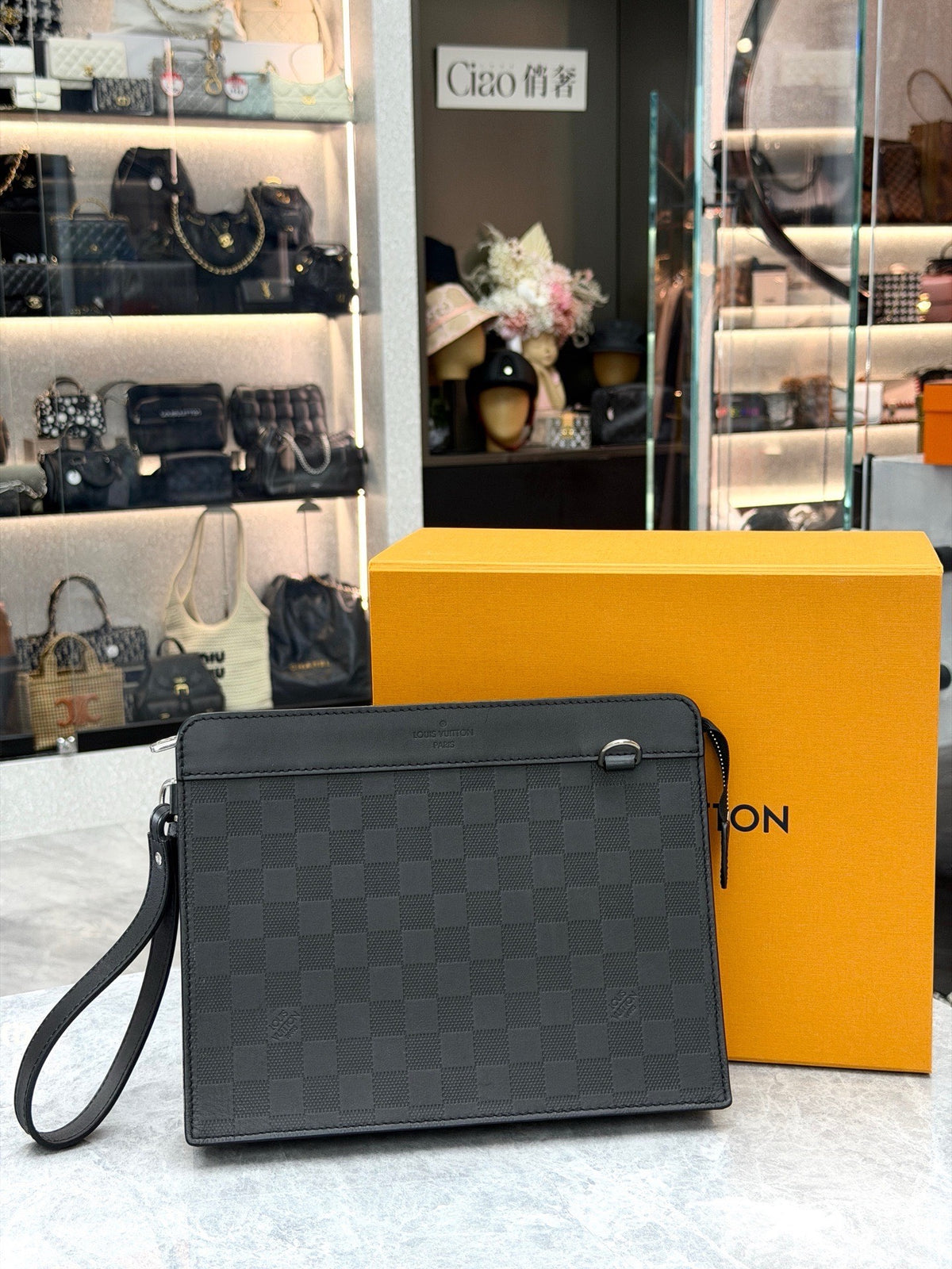 LOUIS VUITTON Pochette Voyage MM – Damier Graphite Canvas with Black Leather Trim, Silver Hardware, Excellent Pre-Owned
