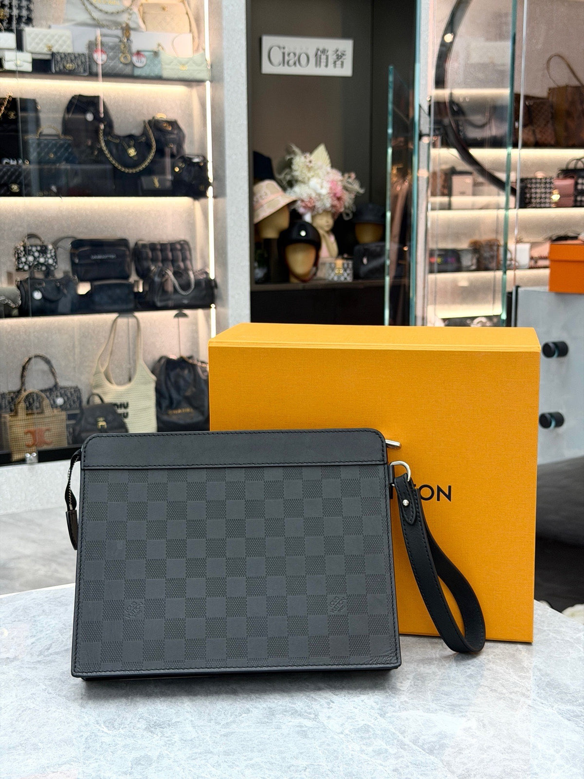 LOUIS VUITTON Pochette Voyage MM – Damier Graphite Canvas with Black Leather Trim, Silver Hardware, Excellent Pre-Owned