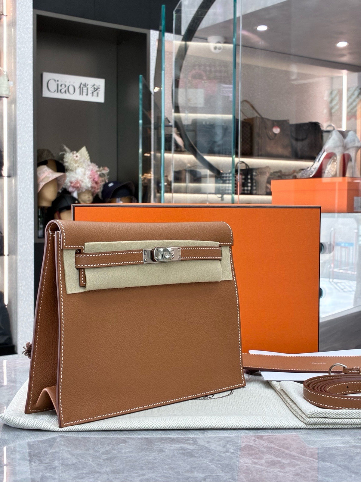 HERMÈS Kelly Danse – Gold Evercolor Leather, Palladium Hardware, G Stamp, Brand New