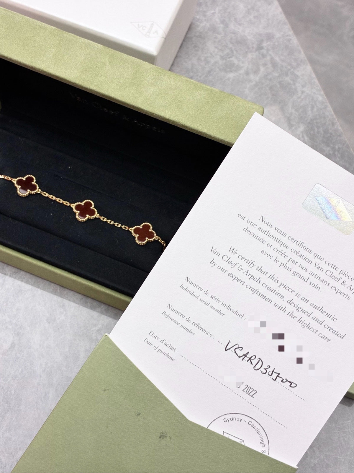 VAN CLEEF & ARPELS Vintage Alhambra Bracelet – Five Carnelian Motifs, 18K Yellow Gold, 2022 Warranty Card, Very Good Pre-Owned