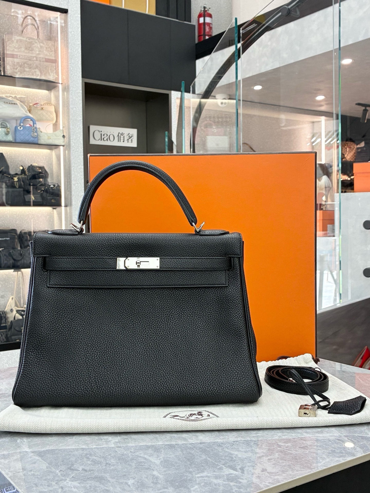 HERMÈS Kelly 32 – Black Togo Leather, Palladium Hardware, X Stamp, Good Pre-Owned