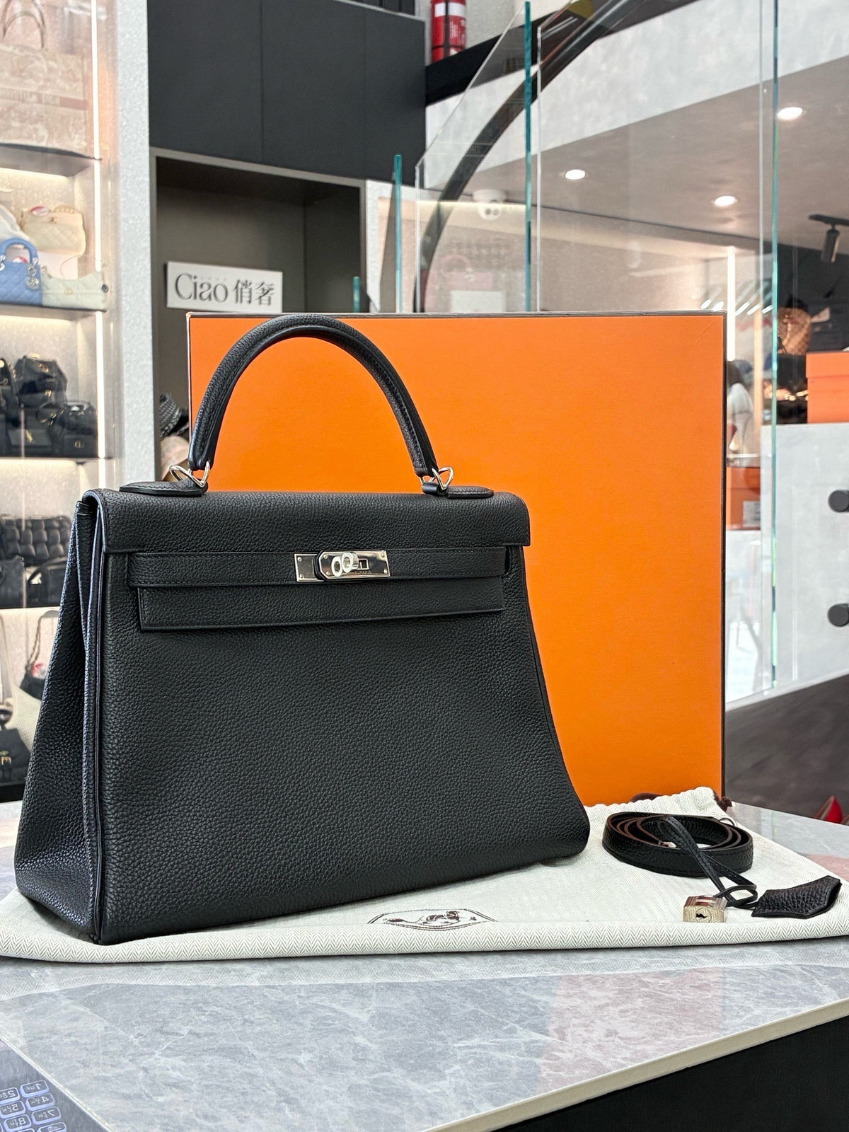 HERMÈS Kelly 32 – Black Togo Leather, Palladium Hardware, X Stamp, Good Pre-Owned