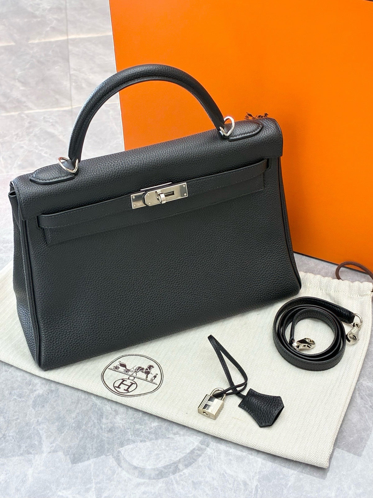 HERMÈS Kelly 32 – Black Togo Leather, Palladium Hardware, X Stamp, Good Pre-Owned