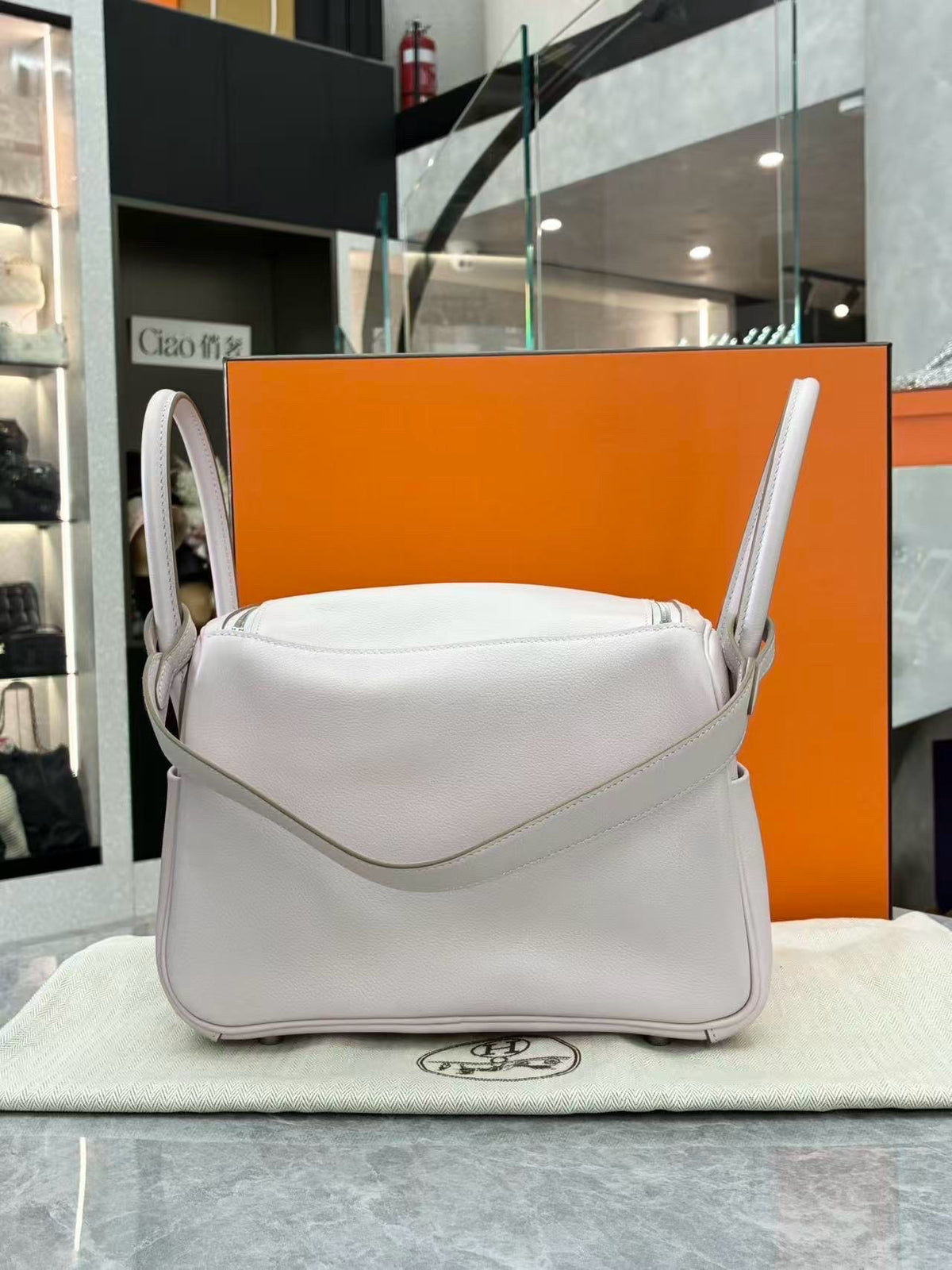 HERMÈS Lindy 26 – Pale Lilac Evercolor Leather, Palladium Hardware, B Stamp, Excellent Pre-Owned