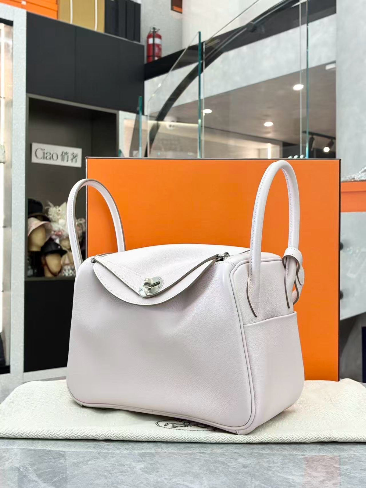 HERMÈS Lindy 26 – Pale Lilac Evercolor Leather, Palladium Hardware, B Stamp, Excellent Pre-Owned