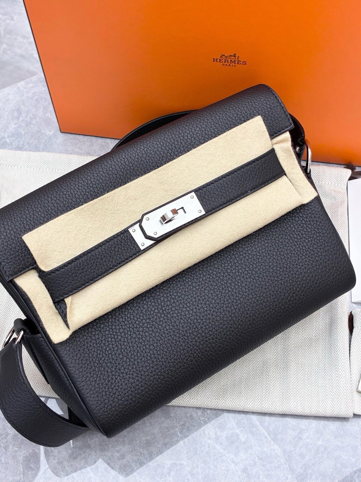 HERMÈS Kelly Messenger – Black Togo Leather, Palladium Hardware, G Stamp, Brand New