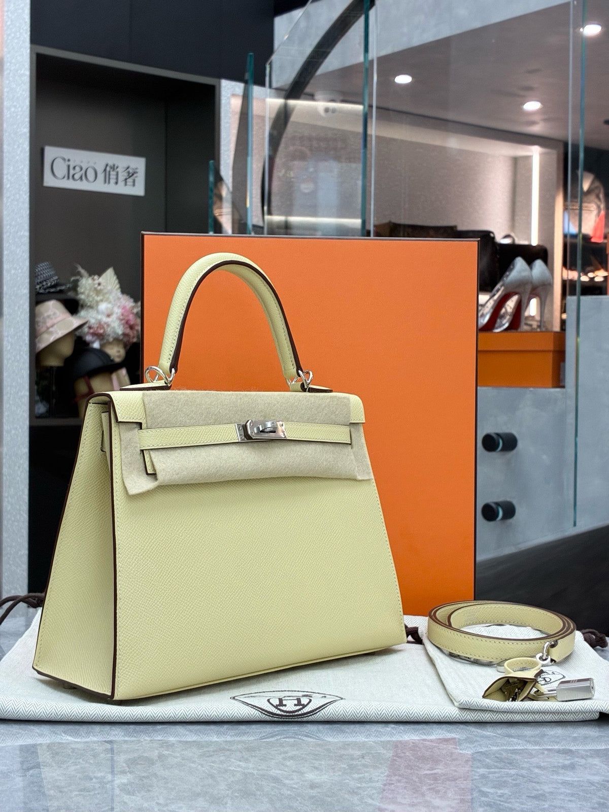HERMÈS Kelly 25 Sellier – Vanilla Y1 Epsom Leather, Palladium Hardware, G Stamp, Brand New