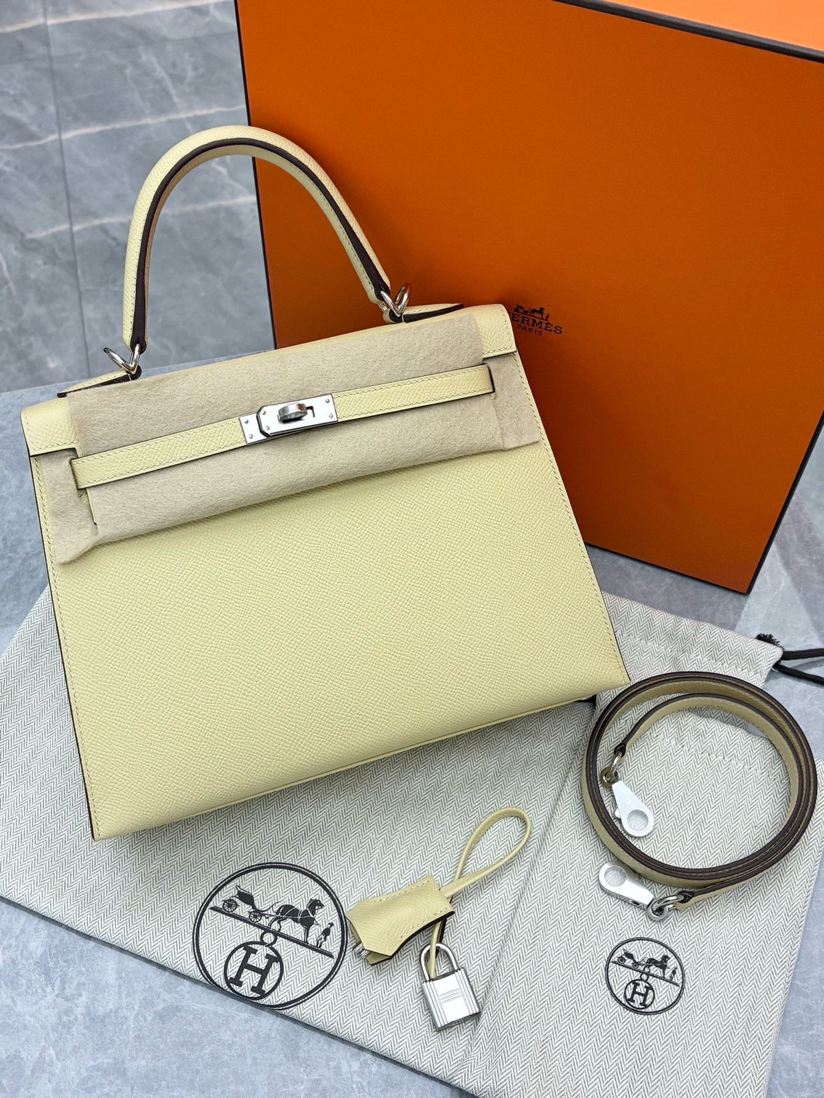 HERMÈS Kelly 25 Sellier – Vanilla Y1 Epsom Leather, Palladium Hardware, G Stamp, Brand New