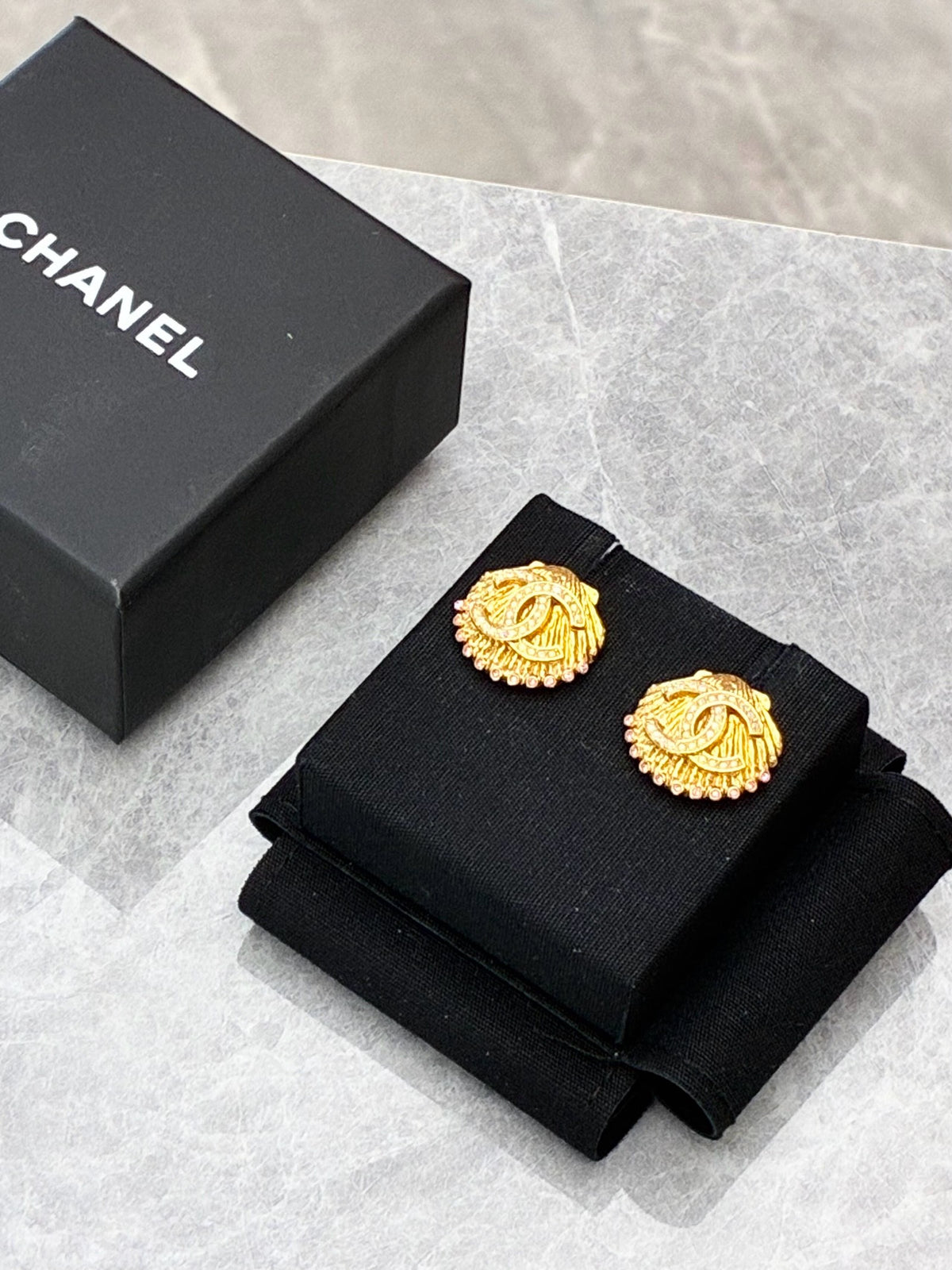 CHANEL 23C Seashell CC Earrings – Gold-Tone with Pink Rhinestone and Crystal Pavé, Good Pre-Owned
