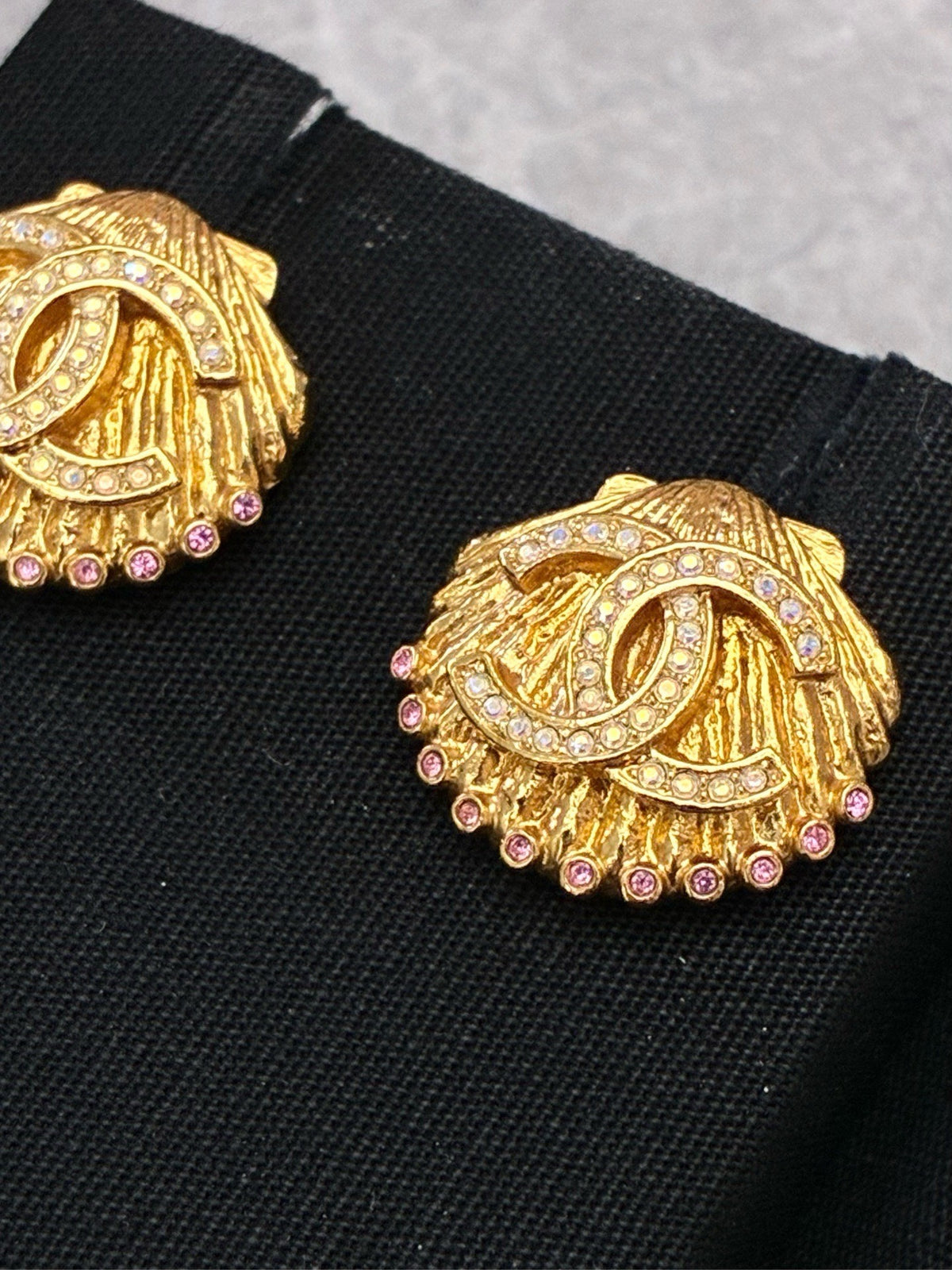 CHANEL 23C Seashell CC Earrings – Gold-Tone with Pink Rhinestone and Crystal Pavé, Good Pre-Owned