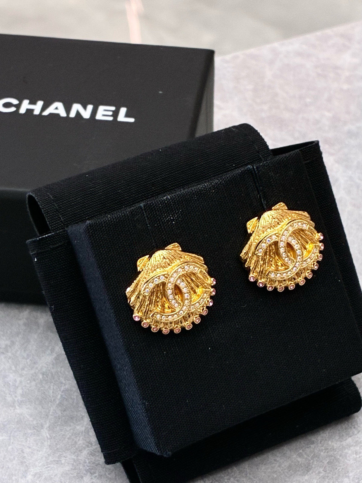 CHANEL 23C Seashell CC Earrings – Gold-Tone with Pink Rhinestone and Crystal Pavé, Good Pre-Owned