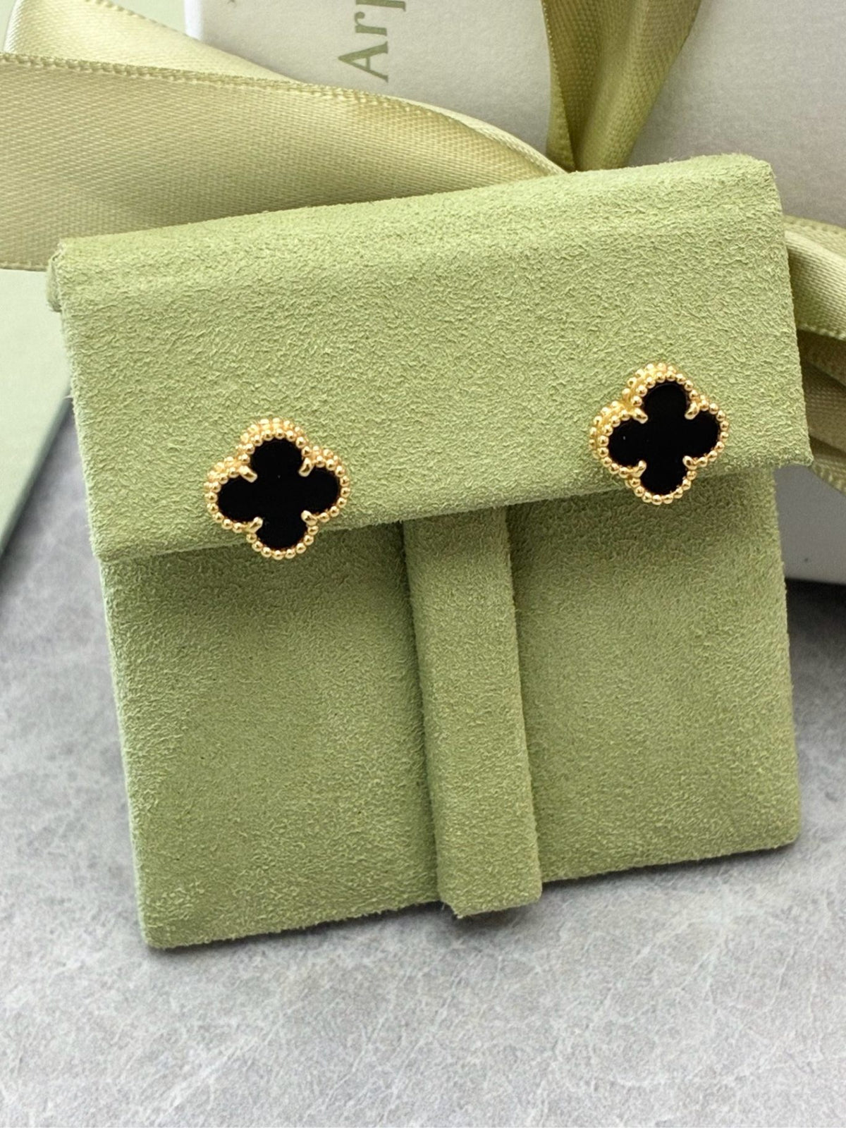 VAN CLEEF & ARPELS Sweet Alhambra Earrings – 18K Yellow Gold with Black Onyx, Good Pre-Owned