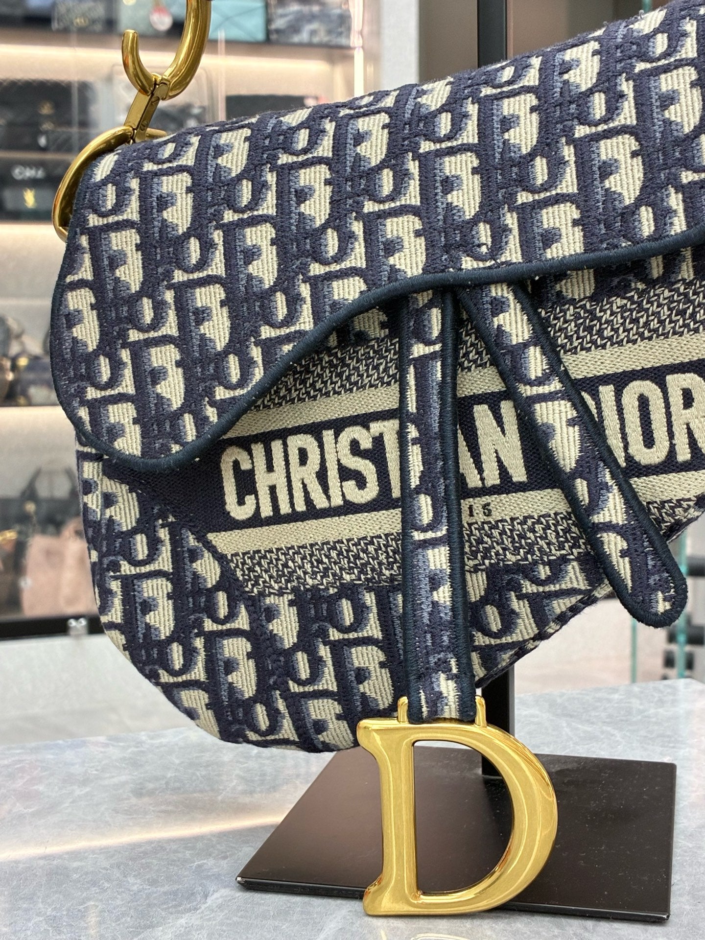 Dior Medium Saddle Bag in blue and ecru Oblique embroidery – detail view