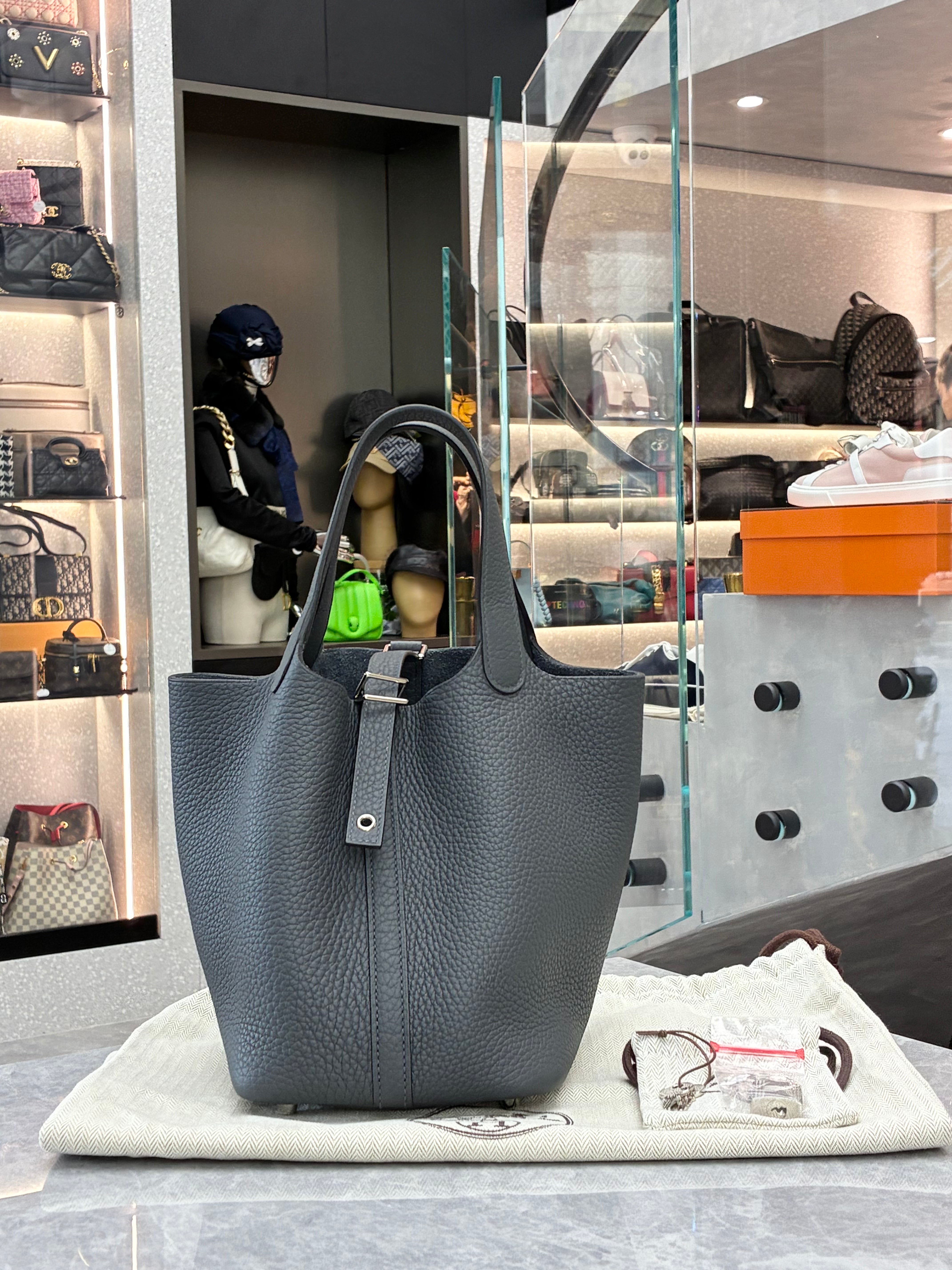 Hermès Picotin 18 in H0(Haze Grey) PHW W stamp