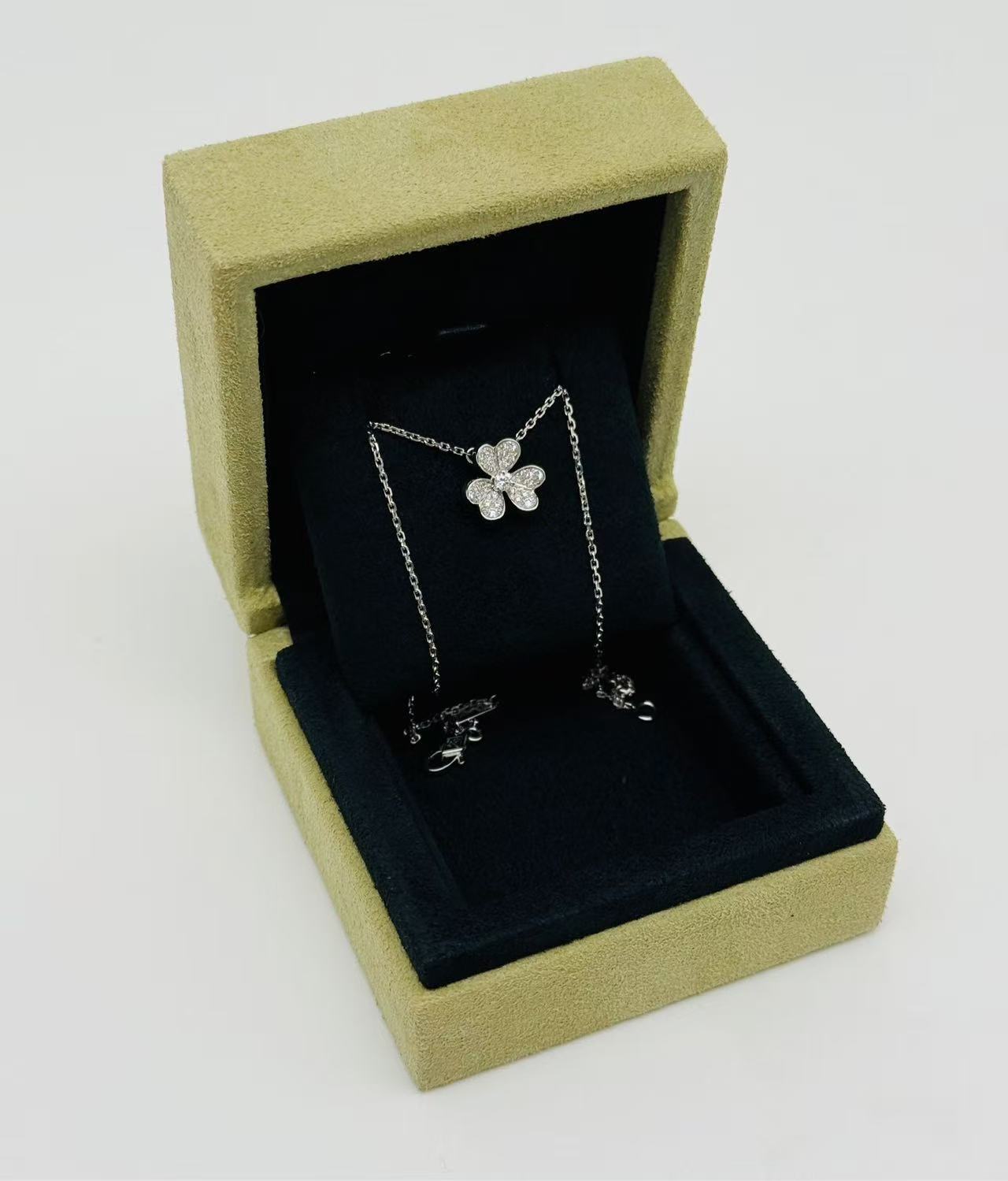 Van Cleef & Arpels Frivole pendant, in 18K white gold and set with diamonds