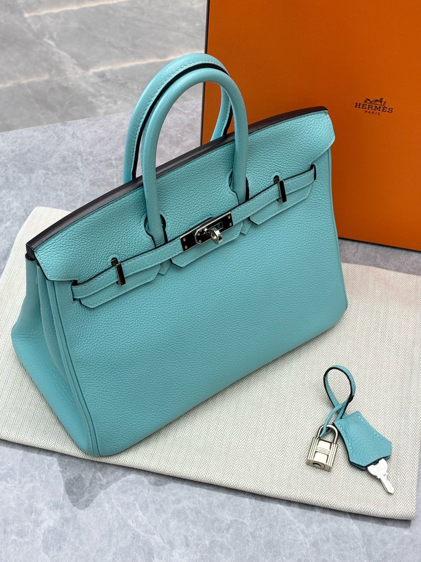 Hermès Birkin 25 Tiffany blue Togo leather and palladium hardware detail